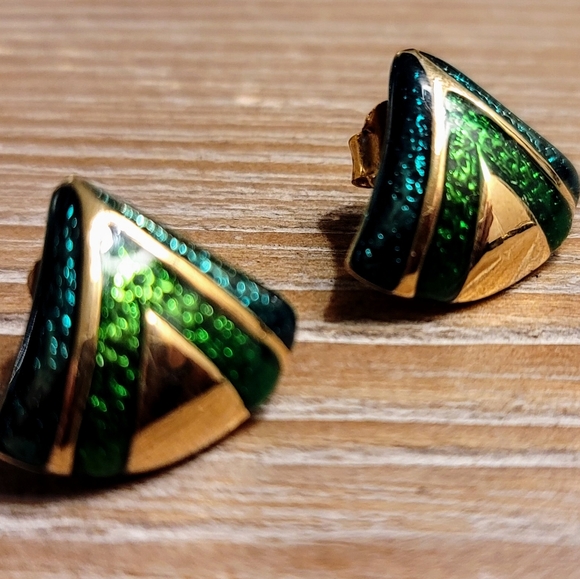 Sweet Vintage Earrings Puffy Triangle Chevron Design Studs Shiny Gold Tone Teal - Picture 3 of 4